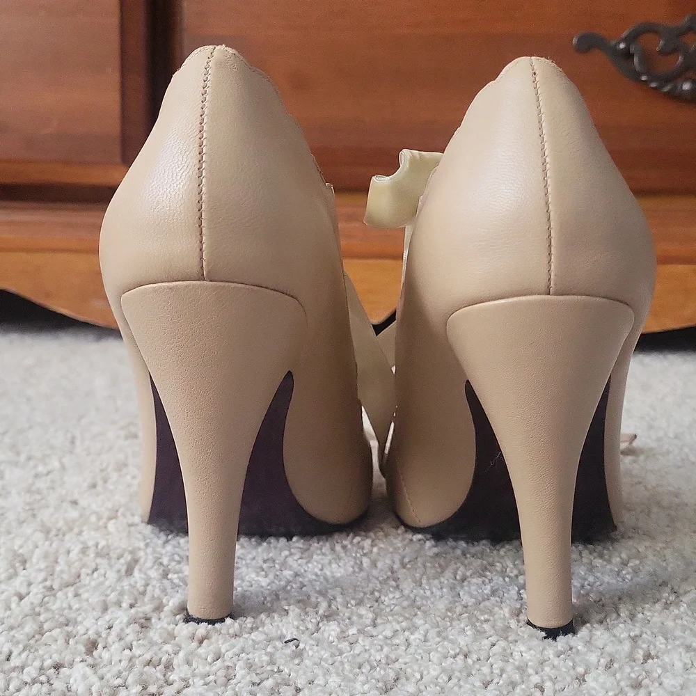 Nude Scalloped Tie Front Pumps - Picture 3 of 9